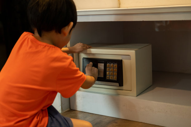 亚洲小男孩在家打开保险箱图片下载