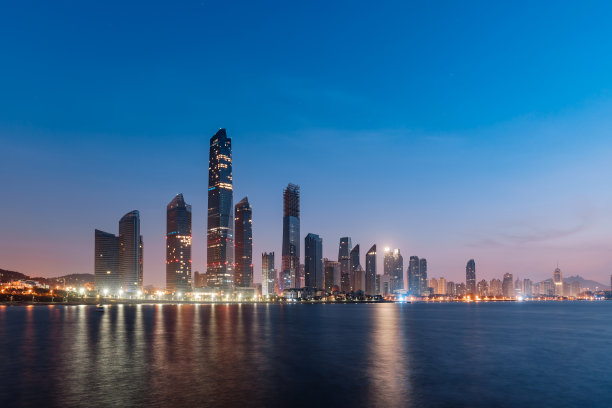 中国山东青岛福山湾沿岸建筑的夜景图片下载