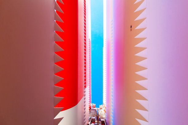 风力涡轮机的叶片用特殊的紧固件固定在船的甲板上。图片下载