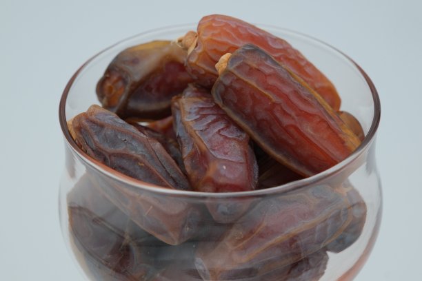 白底枣子。一堆有机的枸杞枣。斋月的食物。近距离图片下载