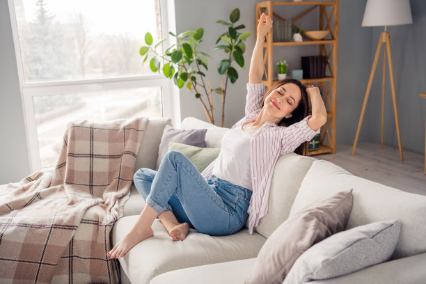 相当满意的人的全身侧面照片闭上眼睛坐在舒适的沙发上做白日梦的房子里面图片下载