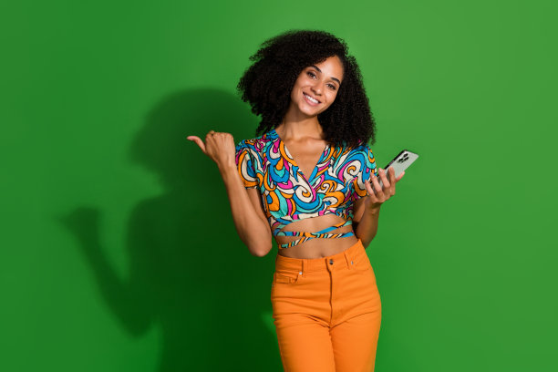 年轻女孩的照片，为初学者推荐英语课程，使用手机点指web应用程序隔离在绿色背景图片下载