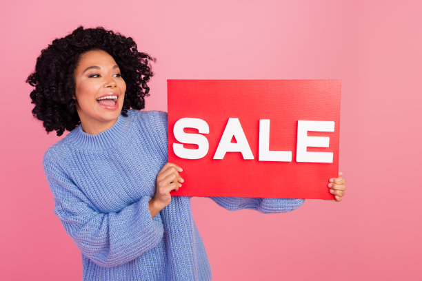 有魅力的年轻女子的照片肖像持有看起来兴奋的盘子出售穿时髦的蓝色针织品衣服孤立在粉红色的背景图片下载