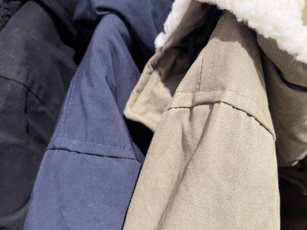 商店里衣架上的衣服，特写照片。图片下载