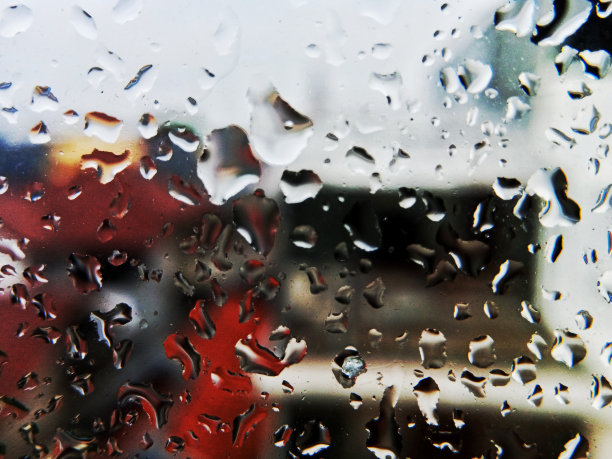 由于下雨，窗玻璃上有水滴图片下载
