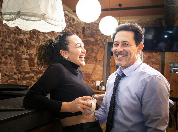 下班后在吧台边的一对商务夫妇图片下载