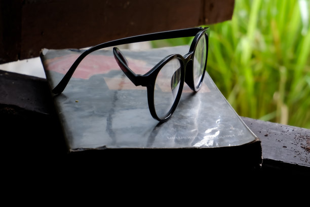 眼镜和书在敞开的窗框里图片下载