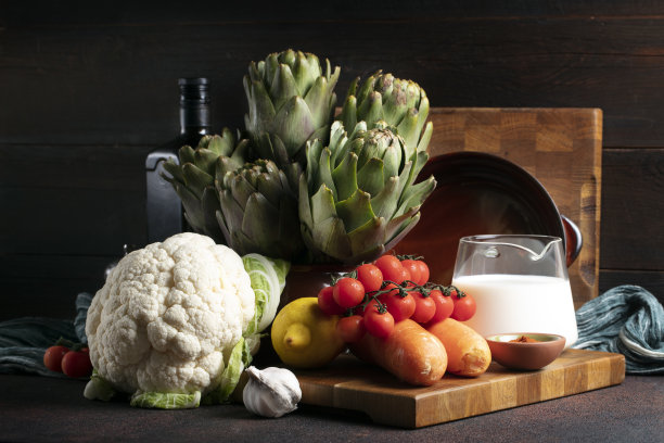 洋蓟、花椰菜、胡萝卜、圣女果、柠檬、大蒜、橄榄油、牛奶和烟熏红辣椒的乡村风格照片:无麸质和无糖饮食概念图片下载