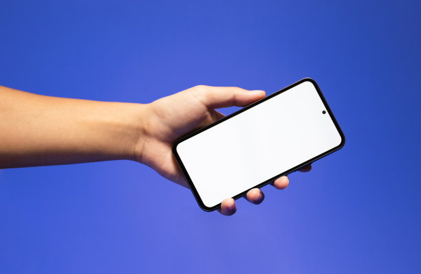 手持智能手机与蓝绿色背景的空白屏幕图片下载