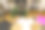 年轻女子，一名大学生，在她妈妈的办公室里上网学习。股票的照片。一个穿着衬衫和绿色毛衣的年轻女子正在准备考试。图片下载