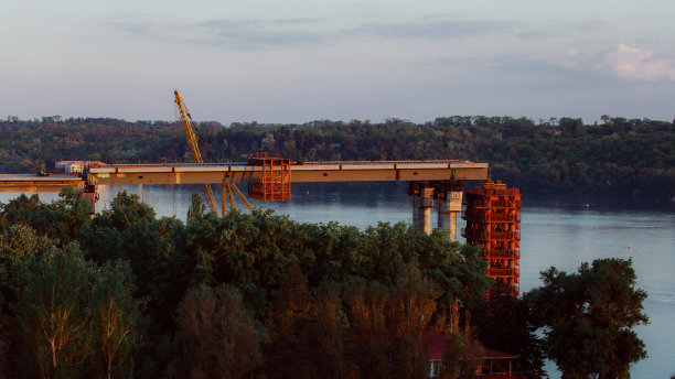 河上的混凝土桥。复杂的技术项目。图片下载
