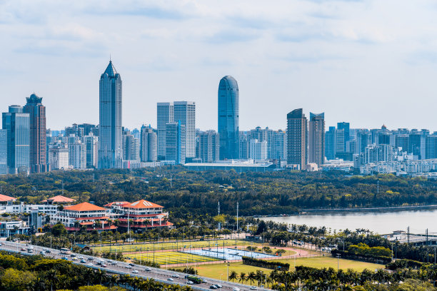 中国海南海口市万绿公园和国贸CBD综合体图片下载