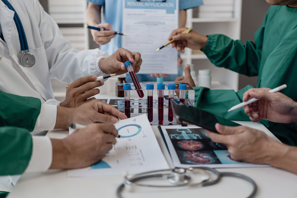 医疗会议和笔记本电脑，供办公室团队讨论头脑风暴和计划医生，护士，桌上的电脑显示了一起工作的多样性。特写照片图片下载