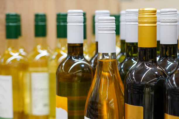 杂货店里各种各样的酒瓶图片下载