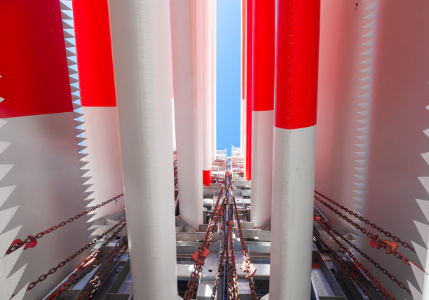 风力涡轮机的叶片用特殊的紧固件固定在船的甲板上。图片下载