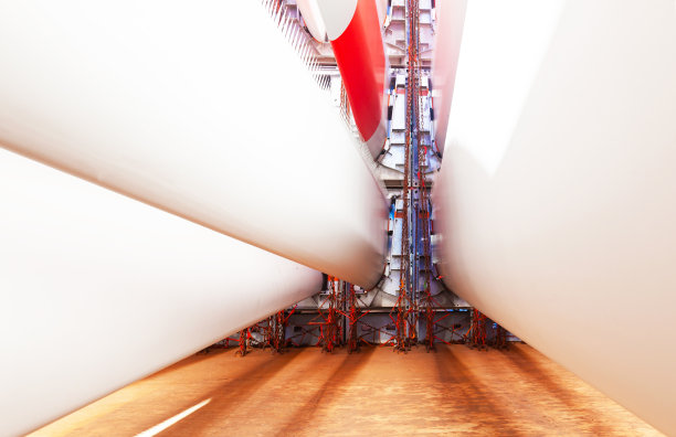 风力涡轮机的叶片用特殊的紧固件固定在船的甲板上。图片下载