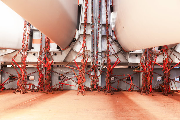 风力涡轮机的叶片用特殊的紧固件固定在船的甲板上。图片下载