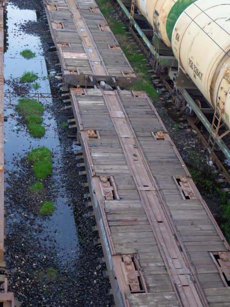 空的货运列车车厢。没有车顶的汽车。货运运输。图片下载