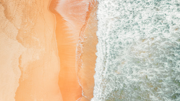 在澳大利亚悉尼的新南威尔士州北部海滩，海浪和海滩的壮丽海景。这张照片是用无人机从空中拍摄的。图片下载
