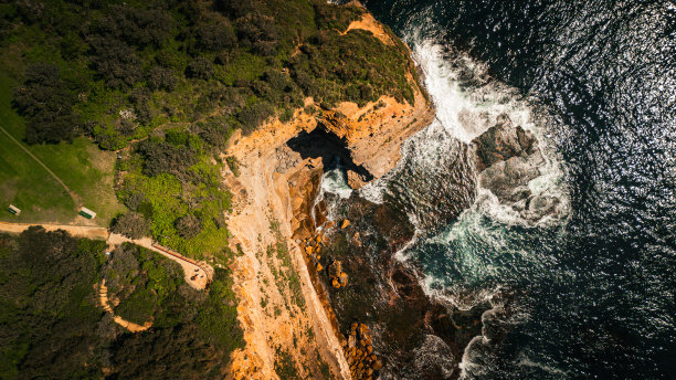 在澳大利亚悉尼的新南威尔士州北部海滩，海浪和海滩的壮丽海景。这张照片是用无人机从空中拍摄的。图片下载