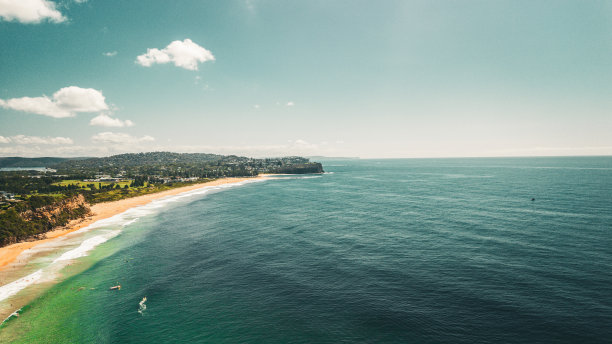 在澳大利亚悉尼的新南威尔士州北部海滩，海浪和海滩的壮丽海景。这张照片是用无人机从空中拍摄的。图片下载