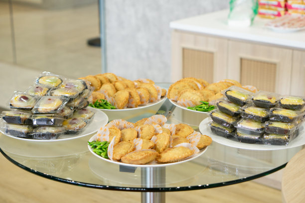 Jajanan pasar，各种印尼传统市场小吃，如粉饼、辣酱、donat、onde-onde和martabak mini。图片下载