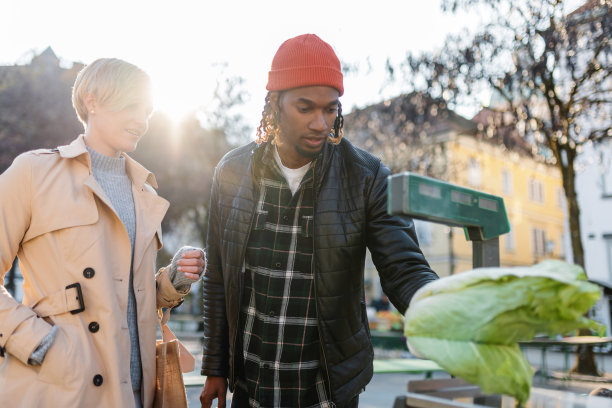 在城市市场摊位上挑选卷心菜图片下载