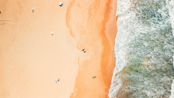 在澳大利亚悉尼的新南威尔士州北部海滩，海浪和海滩的壮丽海景。这张照片是用无人机从空中拍摄的。图片下载
