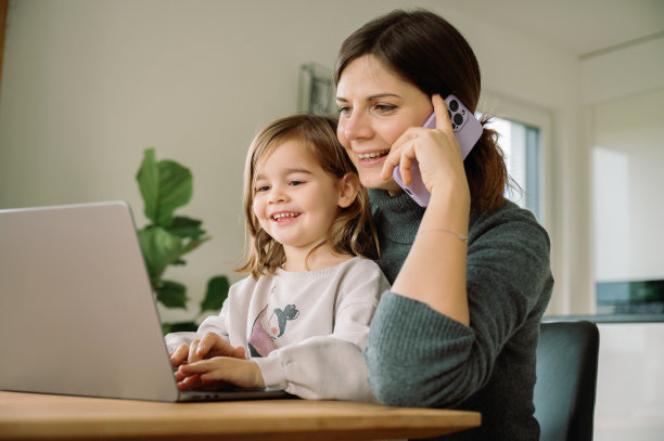 工作与生活的平衡，母亲与孩子在家参与科技图片下载