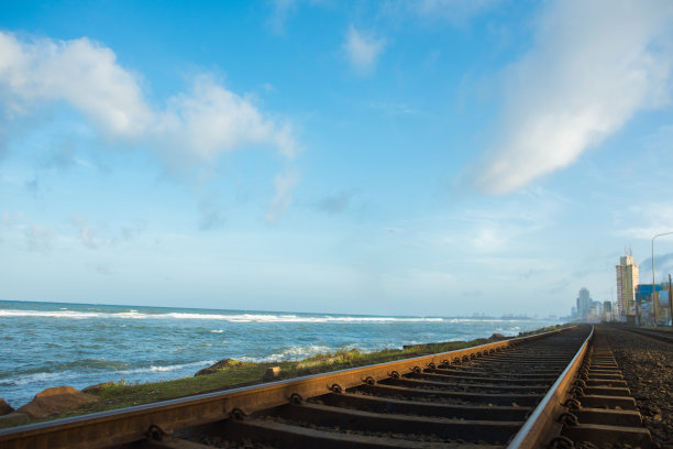 铁路在海边，城市在远处。图片下载