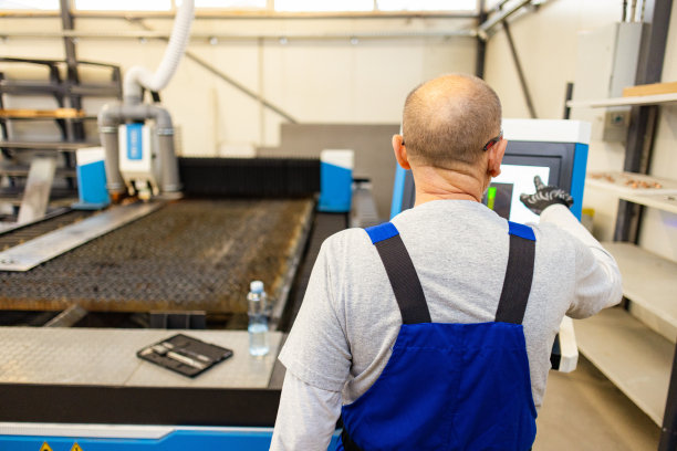 工人使用激光切割设备的照片图片下载