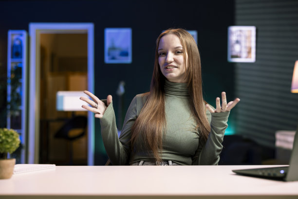 公寓里快乐的少年很高兴和粉丝们讨论话题图片下载