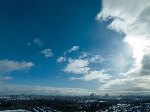 冬天，加拿大伍德布里奇卢瑟福路和伊斯灵顿大道附近的博伊德公园图片下载