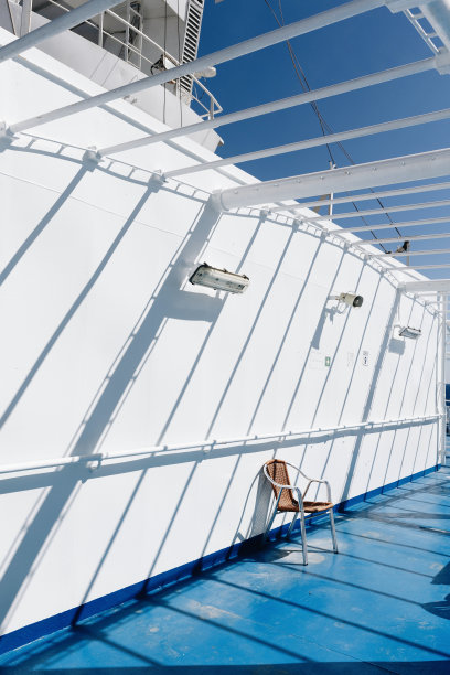 在爱琴海中央的一艘希腊船甲板上孤零零的椅子图片下载