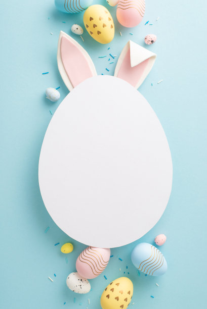 图片完美的复活节设置:垂直俯视图充满活力的鸡蛋，糖果和兔子耳朵从一个蛋状的剪纸出现在柔和的蓝色背景，邀请个性化的问候或广告图片下载