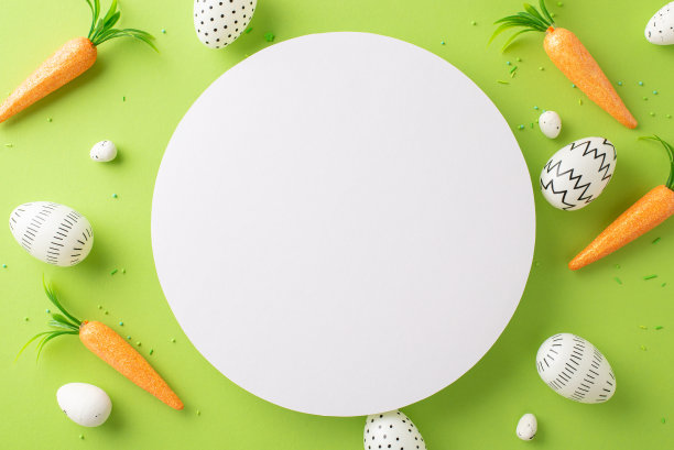 复活节气氛设置:从俯视图看，图片上有各式各样的鸡蛋，胡萝卜作为兔子的祭品，在柔和的绿色画布上洒上糖，空白的圆圈用于文字或宣传图片下载