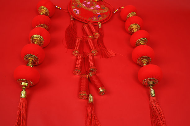 中国鞭炮用来制造噪音和灯笼来装饰庆祝中国新年。图片下载