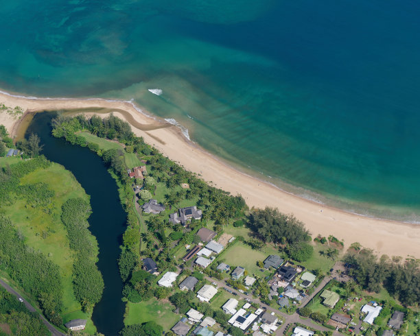 夏威夷考艾岛上美丽的哈纳莱湾的一架旅游飞机的特写航拍照片图片下载