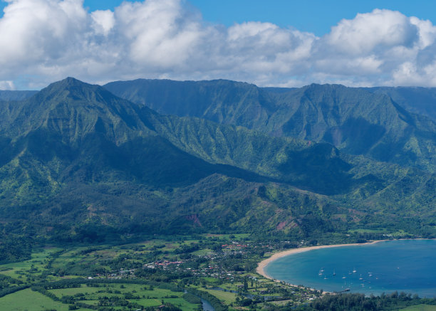 夏威夷考艾岛上的哈纳雷湾和哈纳雷山脉的旅游飞机航拍照片图片下载