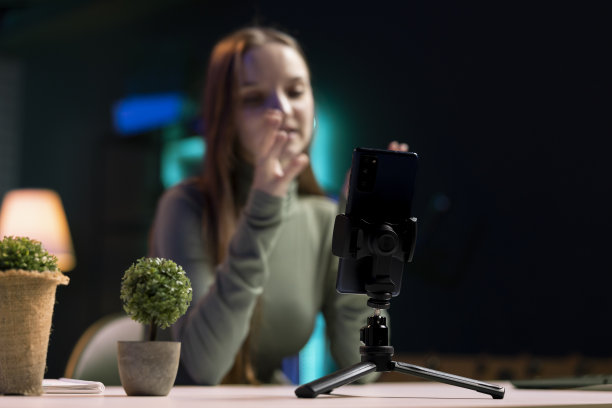 媒体明星用手机拍摄自己的特写镜头图片下载