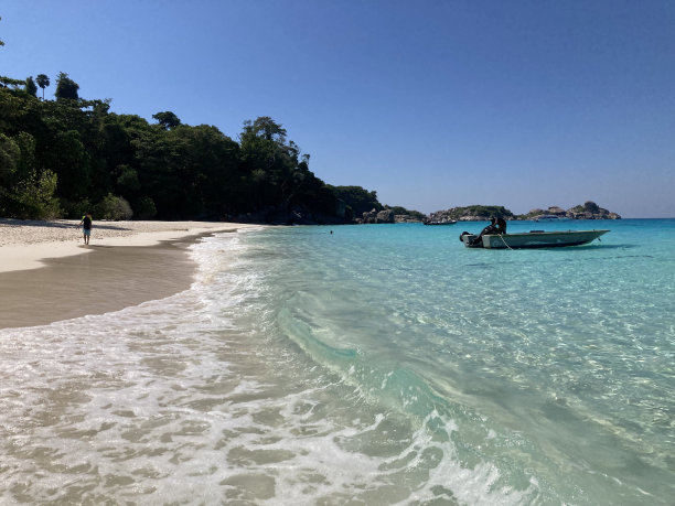 这位游客正在斯米兰岛的海滩上游泳和散步图片下载