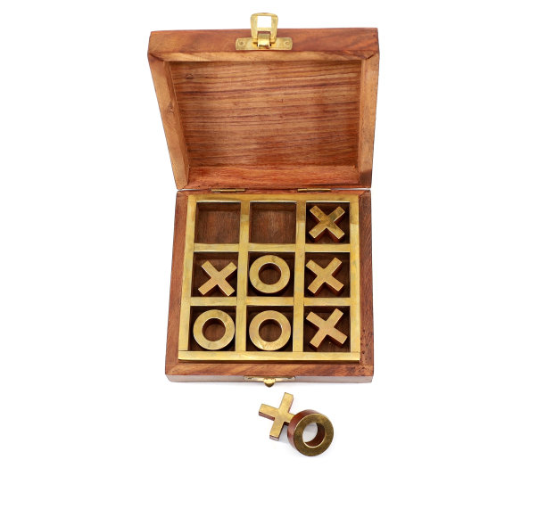 井字游戏在一个特殊的木制盒子。俯视图图片下载