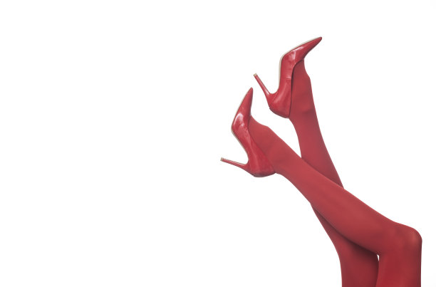 穿着白色背景的红色紧身衣和鞋子的女性腿。图片下载