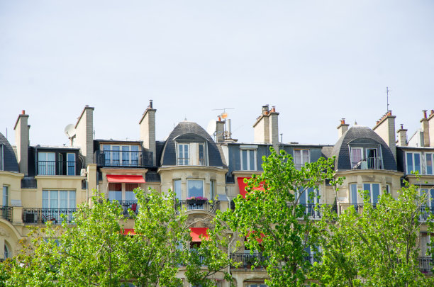 2023年5月30日，法国巴黎。夏天可以乘船沿着市中心的塞纳河游览，欣赏风景、建筑和桥梁图片下载