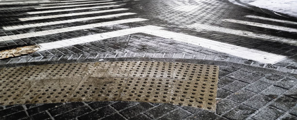 冬季道路上行人过街标志的概念照片。城市图片下载