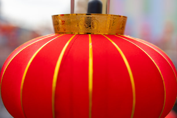一个红色的中国灯笼的特写，有金色的边框和汉字，中间是一条幸运的鱼。在春节期间展出，期待庆祝活动。图片下载