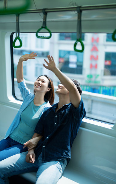 年轻的亚洲夫妇一起出去玩的照片图片下载