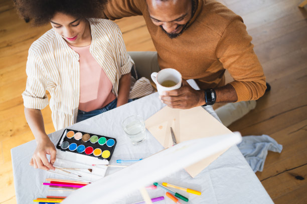 父亲和女儿一起画画图片下载