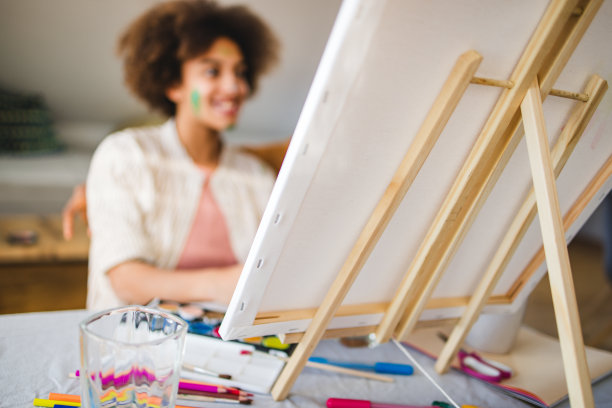 父亲和女儿一起画画图片下载