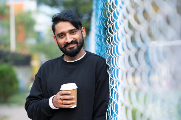 有魅力的男人拿着一杯咖啡的照片图片下载